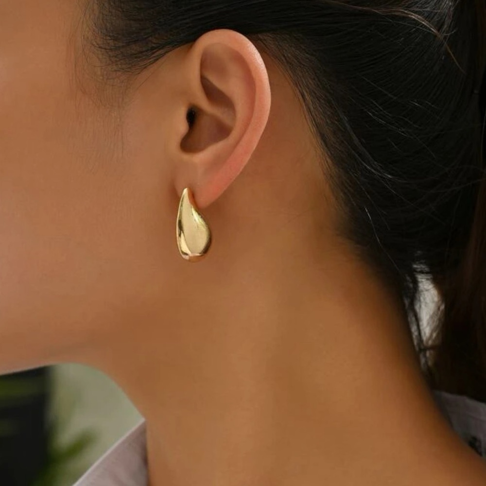 NWT Gold Trendy Water-Drop Stud Earrings​​​​​​